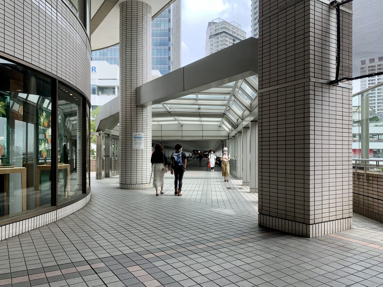Jalur pejalan kaki Kamome Bridge menuju Yokohama Bay Quarter