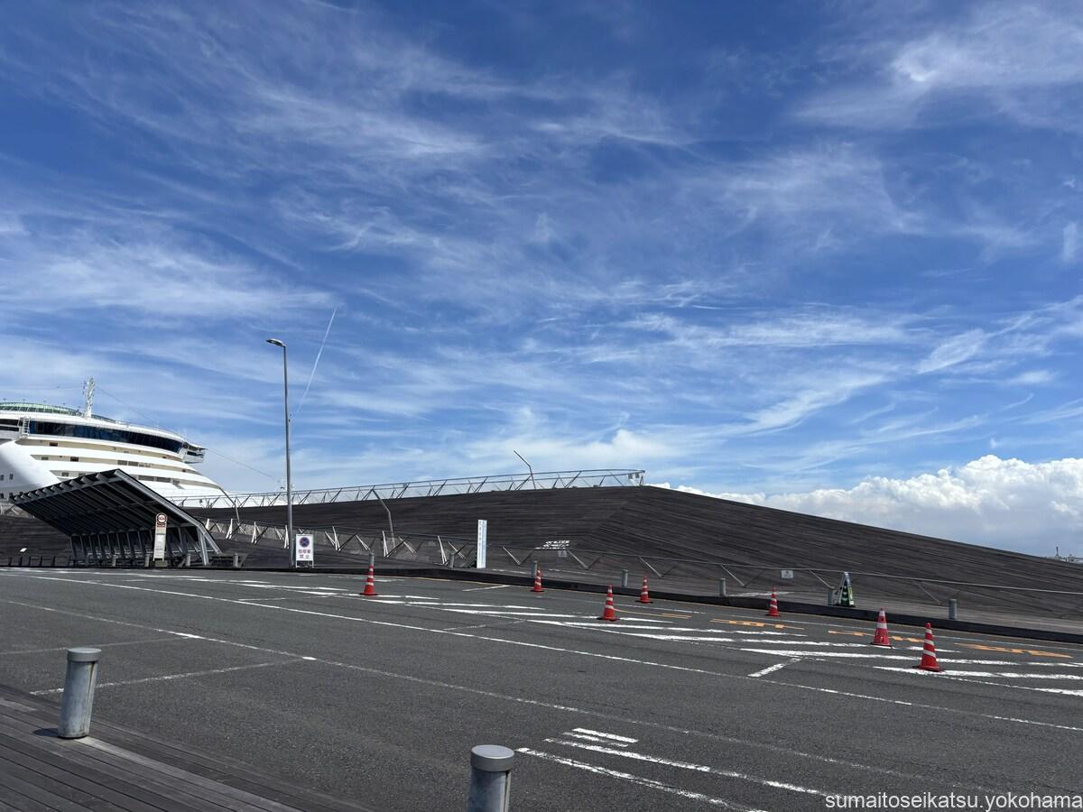 Bangunan terminal penumpang Osanbashi di Yokohama dalam foto arsip.