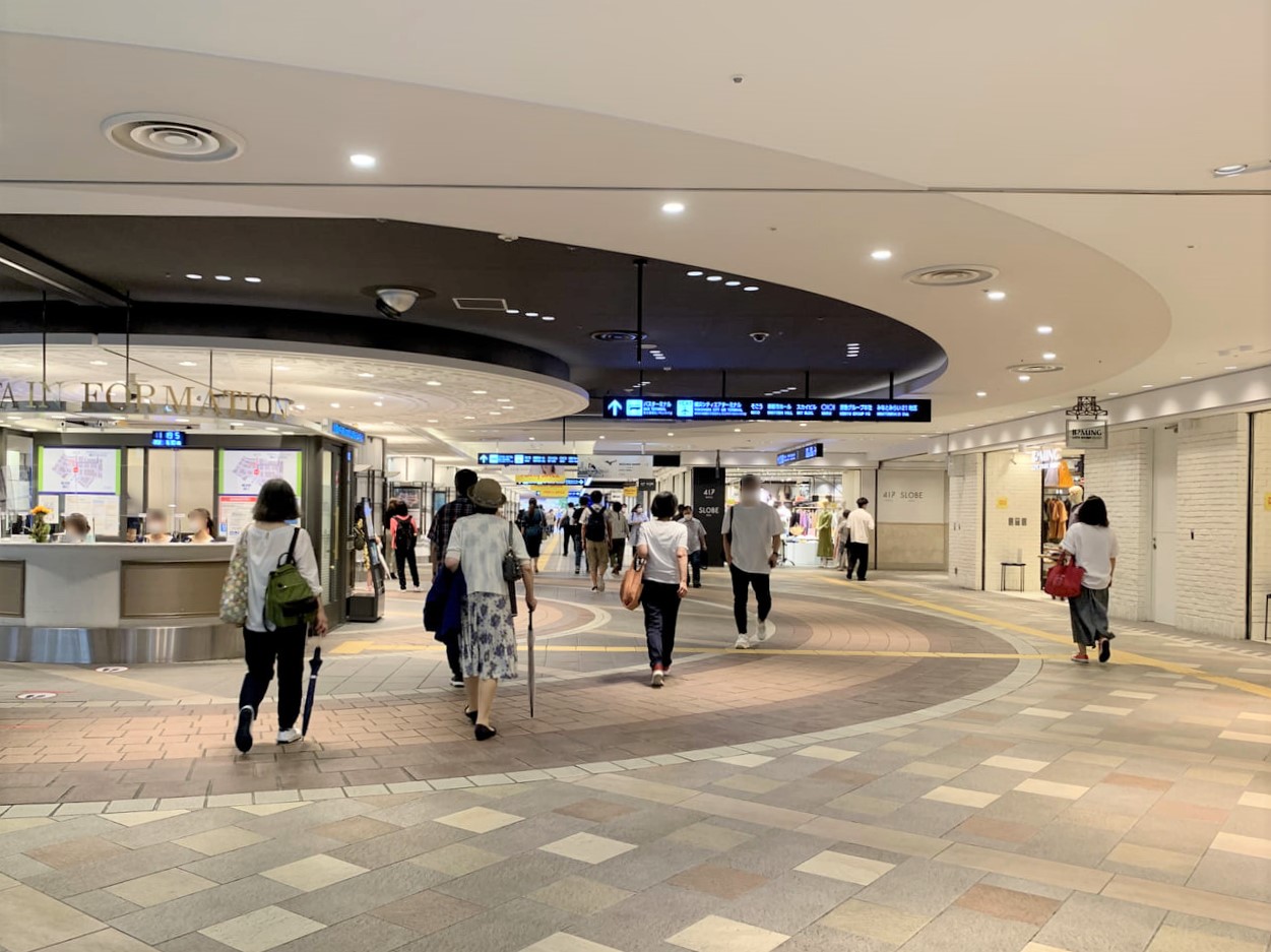 Area pejalan kaki di Yokohama Porta, dekat sisi timur Stasiun Yokohama
